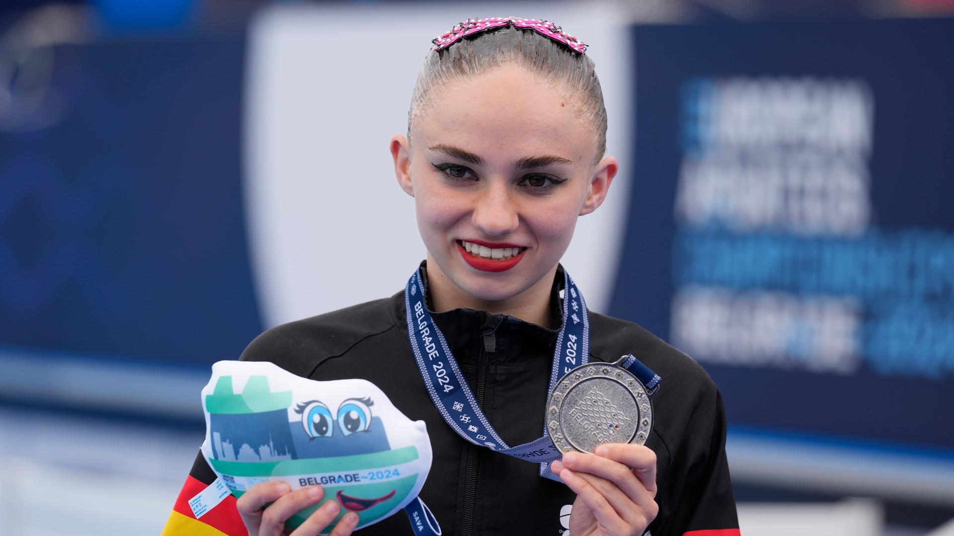 Die deutsche Schwimmerin Klara Bleyer feiert ihre Silbermedaille bei den Europameisterschaften im Wassersport im Finale der Solokür in Belgrad im letzten Jahr. Die deutsche Schwimmerin Klara Bleyer feiert ihre Silbermedaille bei den Europameisterschaften im Wassersport im Finale der Solokür in Belgrad im letzten Jahr.