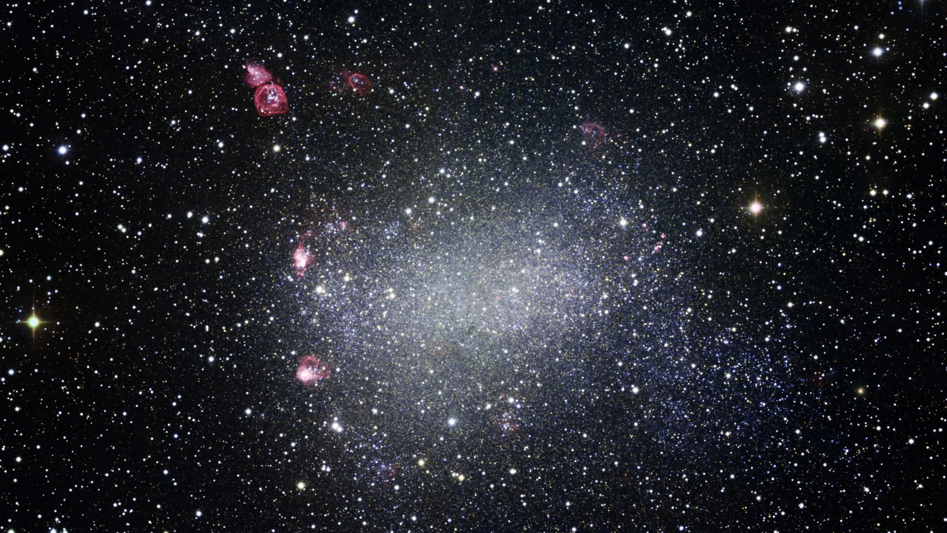 Die Zwerggalaxie NGC 6822 ist nur rund eine Million Lichtjahre von unserer Milchstraße entfernt.