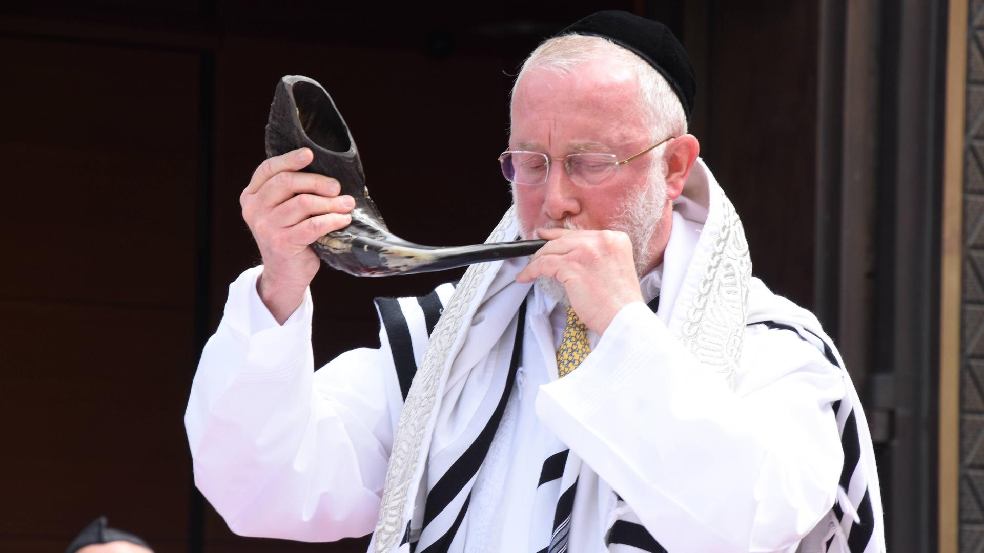 Der Rabbiner Shmuel Aharon Brodman bläst am jüdischen Neujahrsfest das Widderhorn (Archivbild 2021) Der Rabbiner Shmuel Aharon Brodman bläst am jüdischen Neujahrsfest das Widderhorn (Archivbild 2021)
