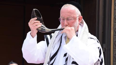 Der Rabbiner Shmuel Aharon Brodman bläst am jüdischen Neujahrsfest das Widderhorn (Archivbild 2021)