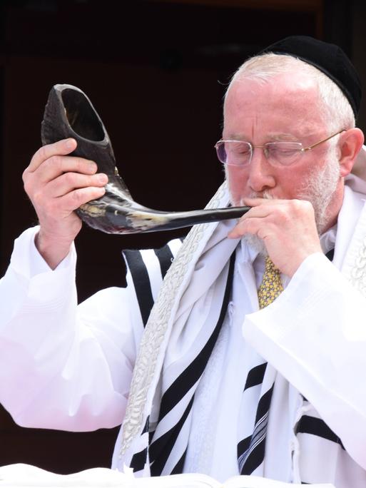 Der Rabbiner Shmuel Aharon Brodman bläst am jüdischen Neujahrsfest das Widderhorn (Archivbild 2021)