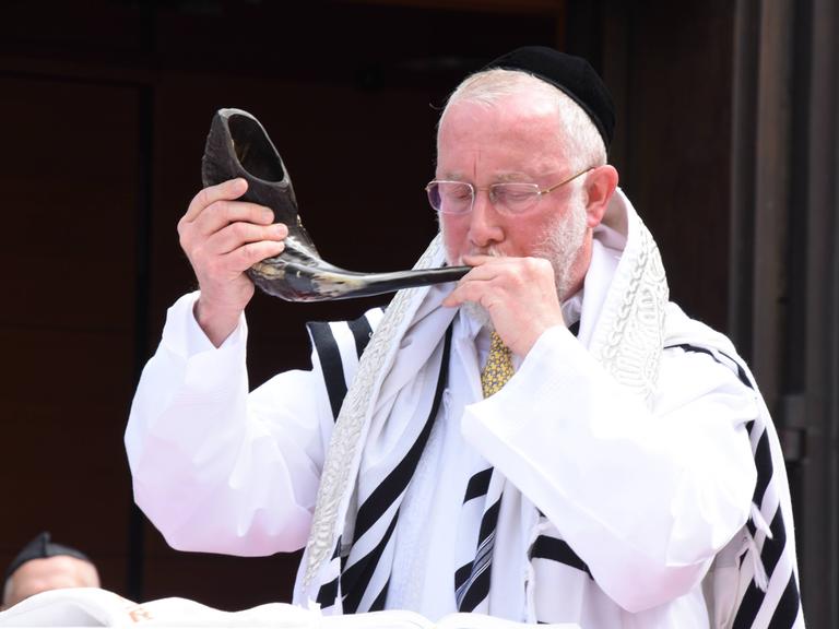 Der Rabbiner Shmuel Aharon Brodman bläst am jüdischen Neujahrsfest das Widderhorn (Archivbild 2021)