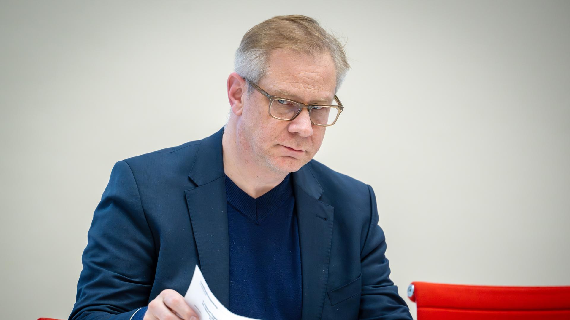 Andreas Büttner, Antisemitismusbeauftragter der Brandenburger Landesregierung, schaut ernst. 