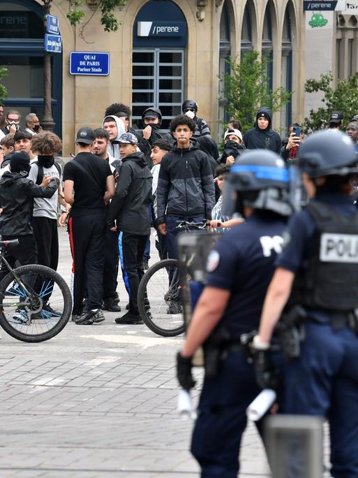 In Strasbourg stehen sich eine Gruppe Jugendlicher - viele von ihnen deutliche unter 20 - und Polizeieinheiten gegenüber.