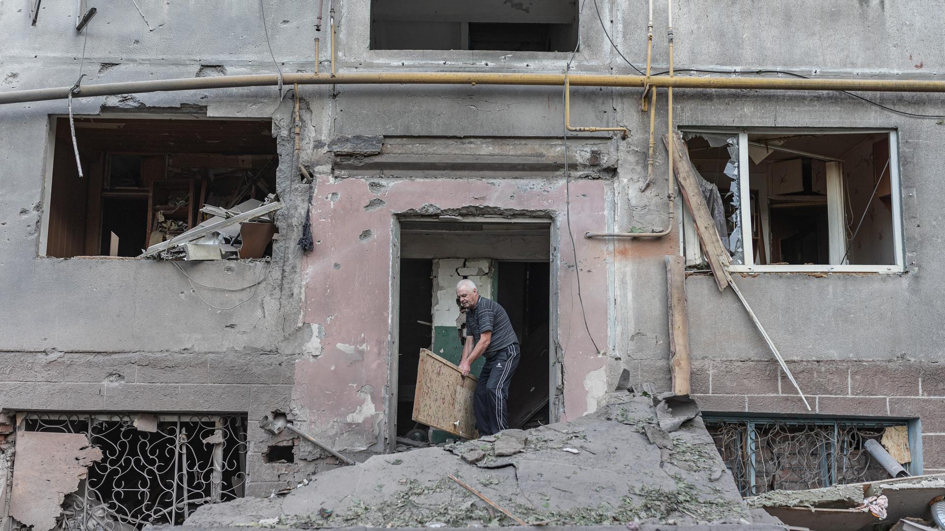 Ein Mann bei Aufräumarbeiten in der Ukraine