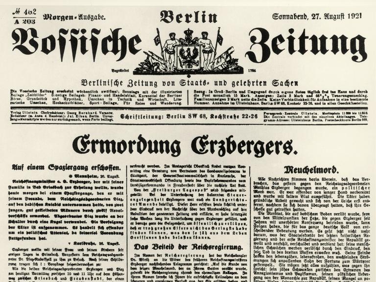 Fotografie einer Zeitung, die in Frakturschrift meldet "Ermordung Erzbergers"