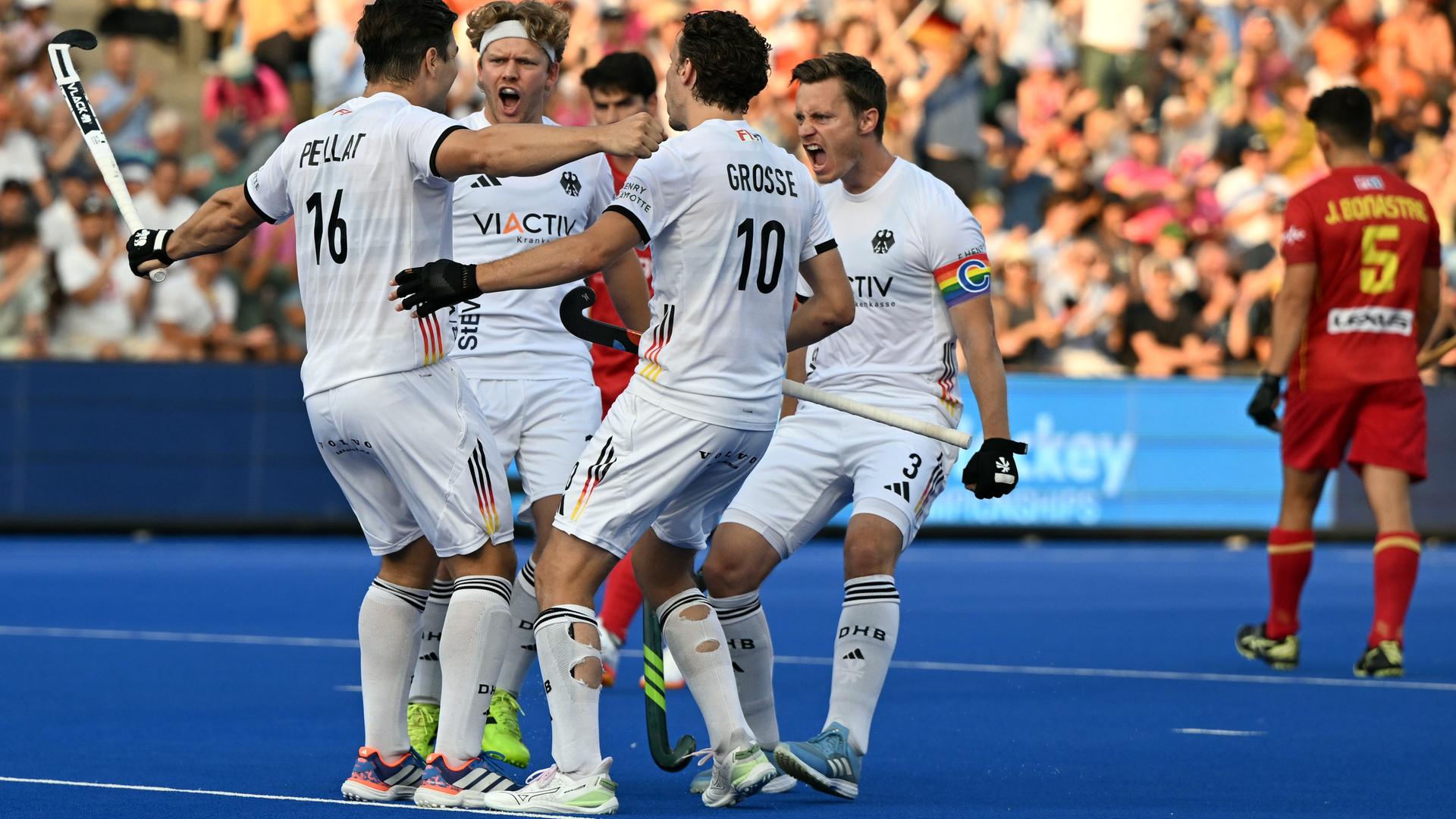 Mönchengladbach: Deutschlands Hockey-Nationalmannschaft der Herren jubelt nach einem Treffer.
