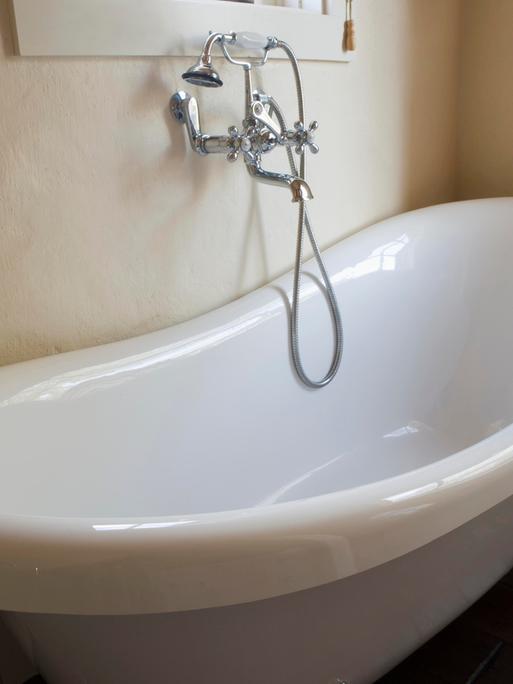 Eine alte Badewanne in einem Badezimmer.