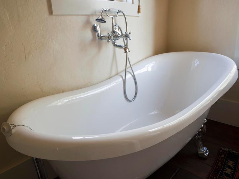 Eine alte Badewanne in einem Badezimmer.