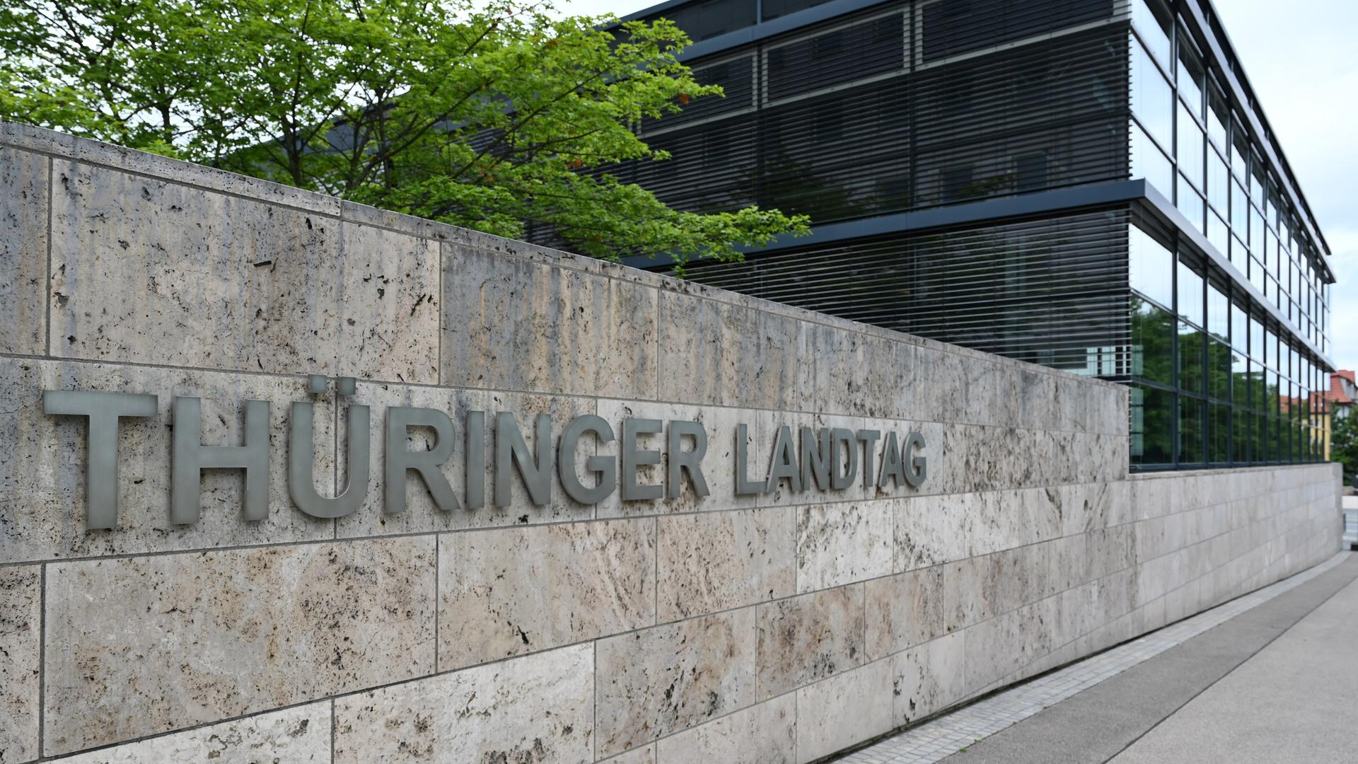 Der Schriftzug "Thüringer Landtag" steht an der Mauer neben dem Plenarsaal. 