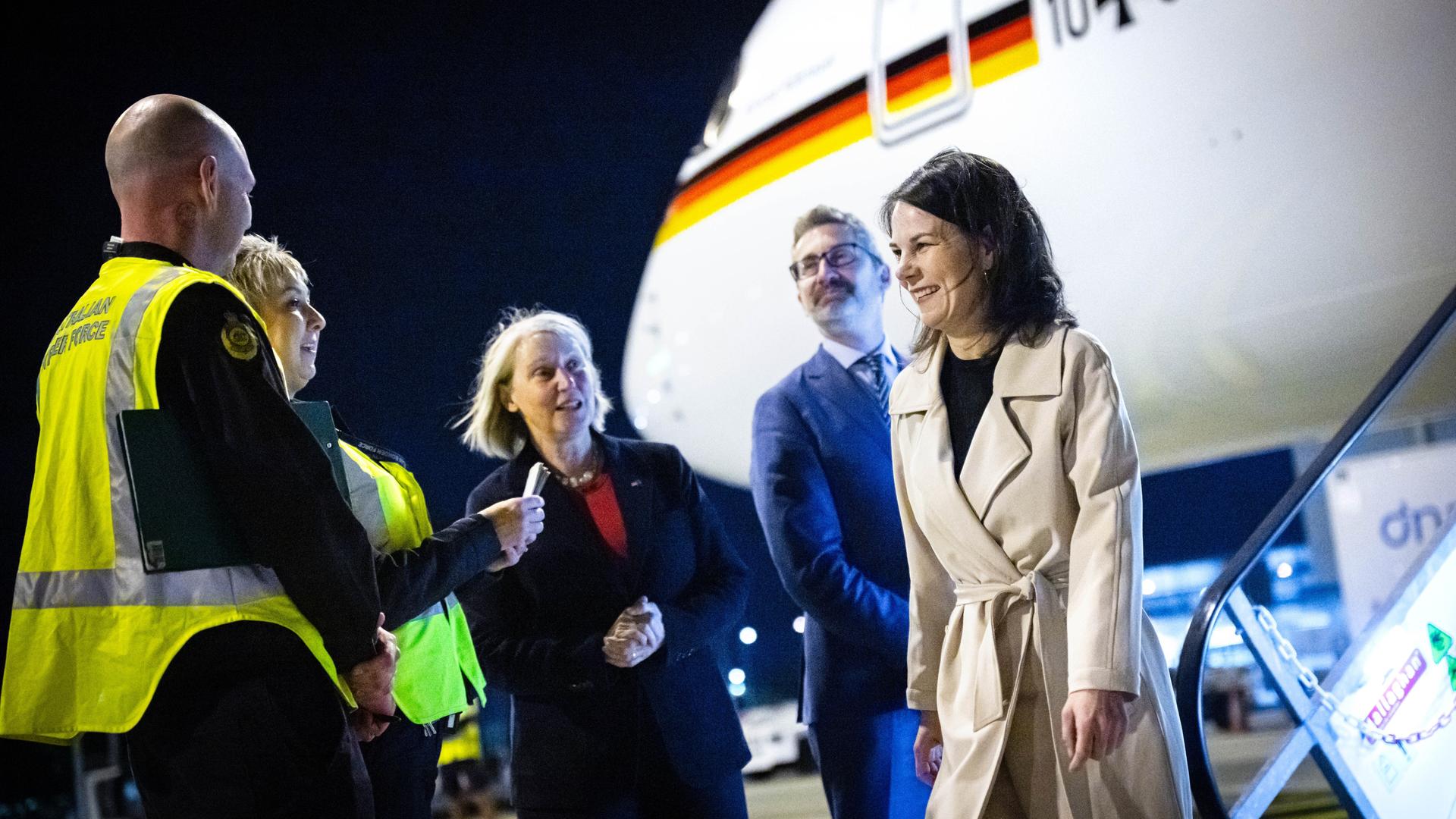 Bundesaußenministerin Annalena Baerbock bei Nacht am Flughafen von Adelaide.