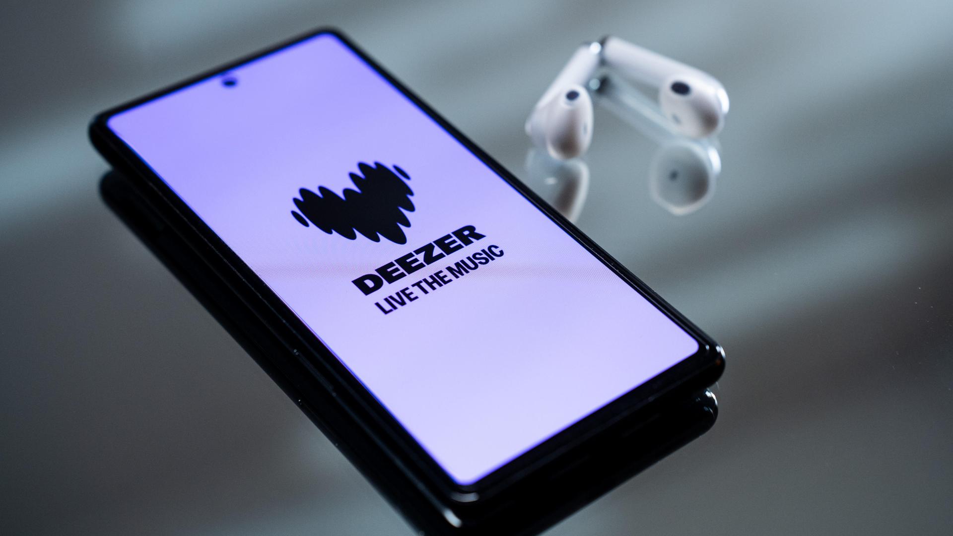 Das Deezer-Logo ist auf dem Bildschirm eines Smartphones Das Deezer-Logo ist auf dem Bildschirm eines Smartphones