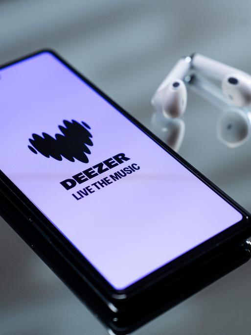 Das Deezer-Logo ist auf dem Bildschirm eines Smartphones