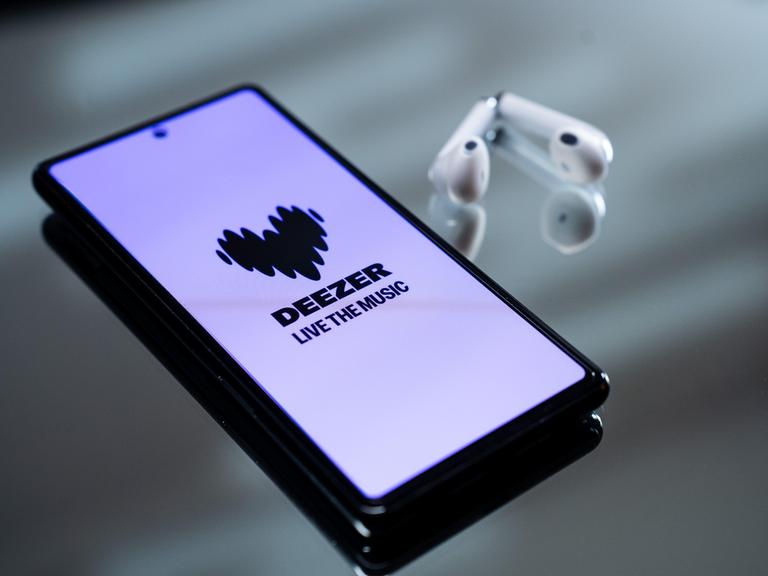 Das Deezer-Logo ist auf dem Bildschirm eines Smartphones