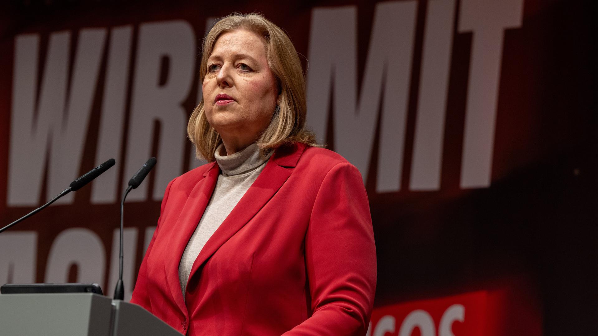 Bundesarbeitsministerin und SPD Parteivorsitzende Bärbel Bas spricht am zweiten Tag des Bundeskongresses der Jungsozialisten (Jusos) in Mannheim.