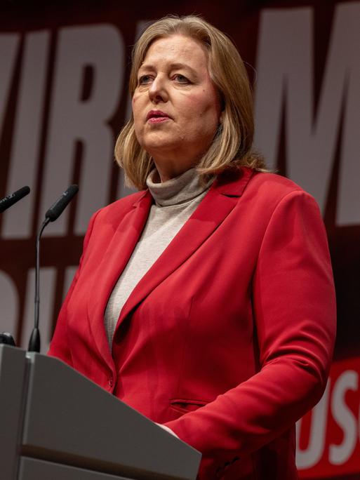 Bundesarbeitsministerin und SPD Parteivorsitzende Bärbel Bas spricht am zweiten Tag des Bundeskongresses der Jungsozialisten (Jusos) in Mannheim.