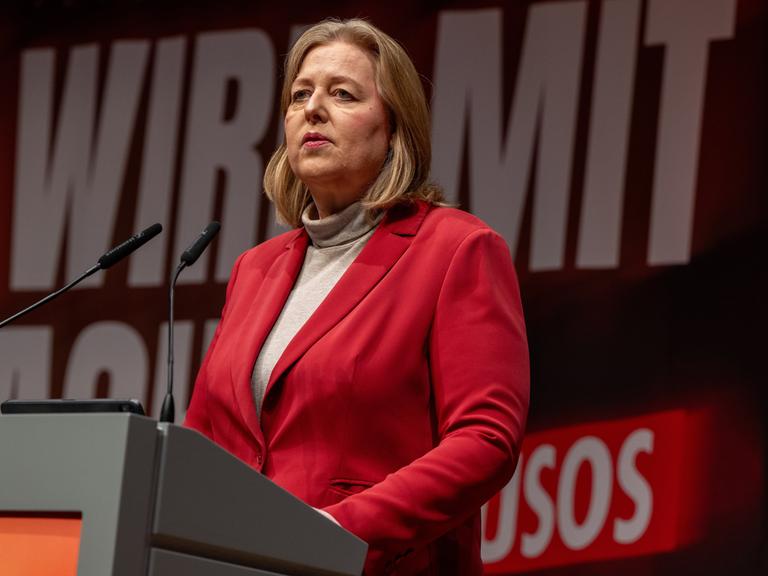 Bundesarbeitsministerin und SPD Parteivorsitzende Bärbel Bas spricht am zweiten Tag des Bundeskongresses der Jungsozialisten (Jusos) in Mannheim.