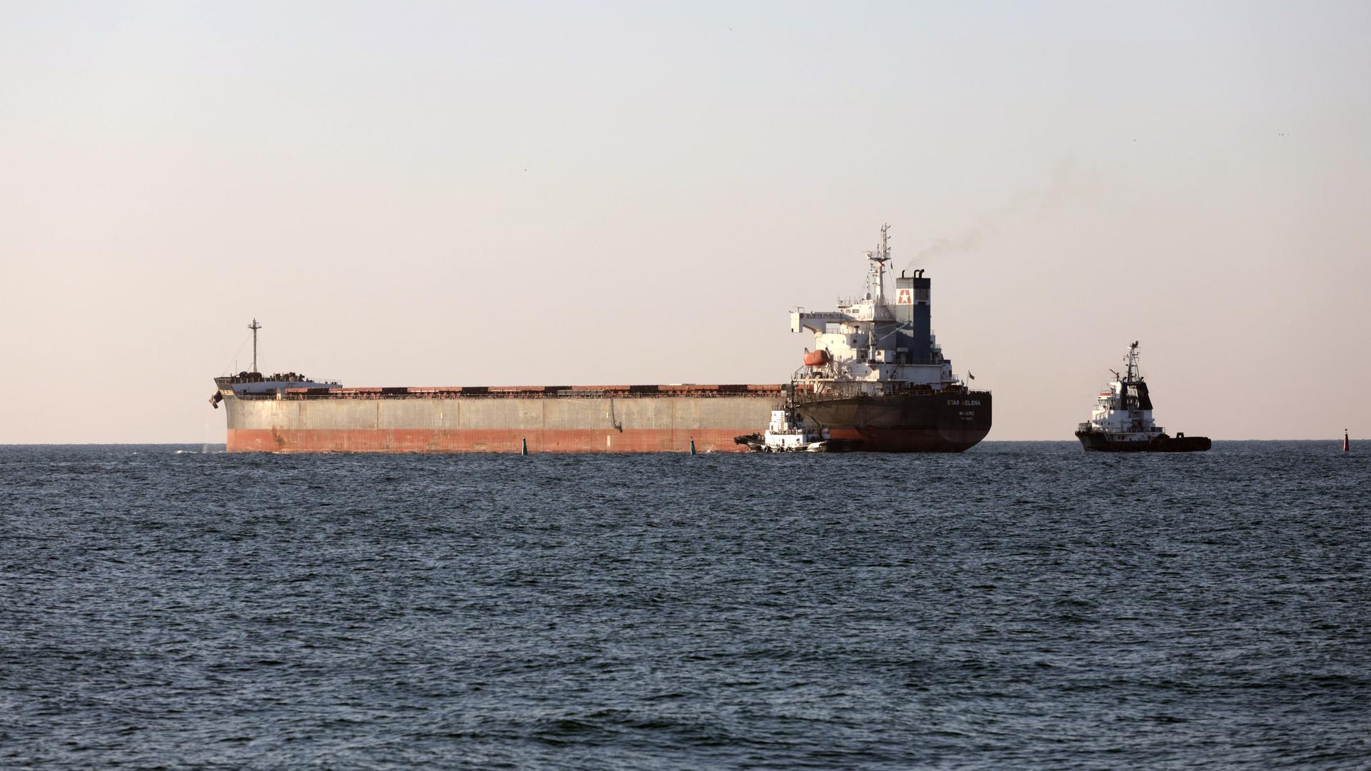 Das Foto zeigt den Frachter "Star Helena", der unter der Flagge der Marshall Inseln fährt und den ukrainischen Hafen von Tschornomorsk verlässt.