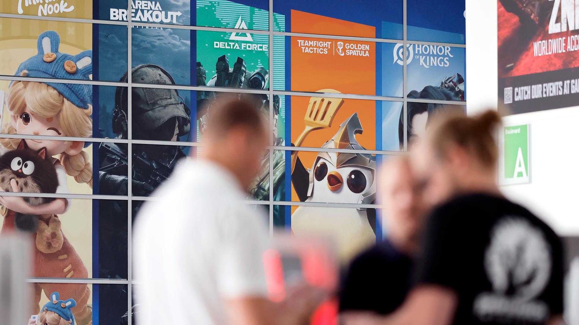 Logos für diverse Videospiele wie Arena Breakout, Delta Force, Golden Spatula, Honor of Kings oder Animula Nook zu sehen an der Fassade der Kölner Messe