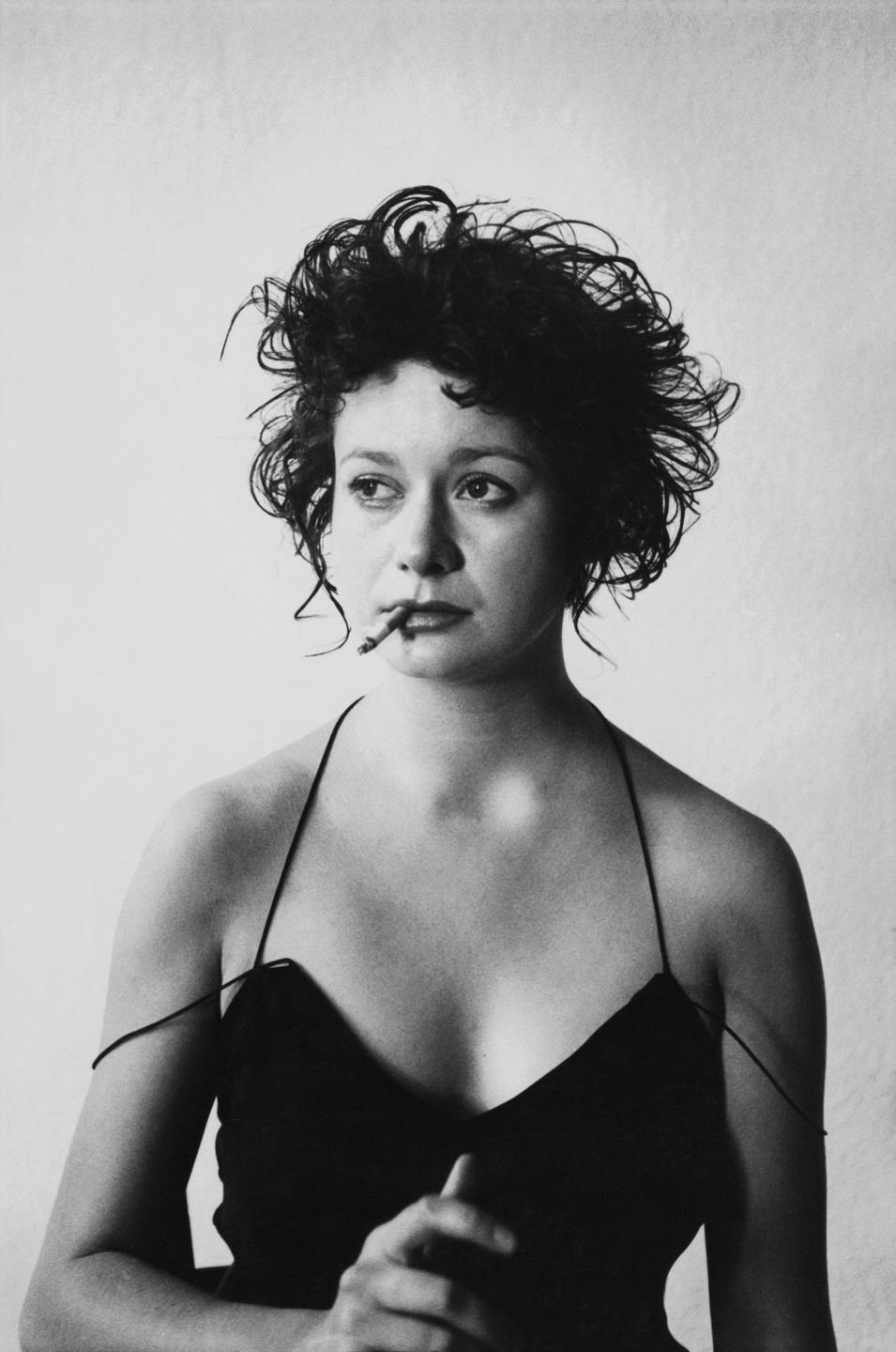 Maria Voigt mit melancholischem Blick und einer Zigarette im Mund.