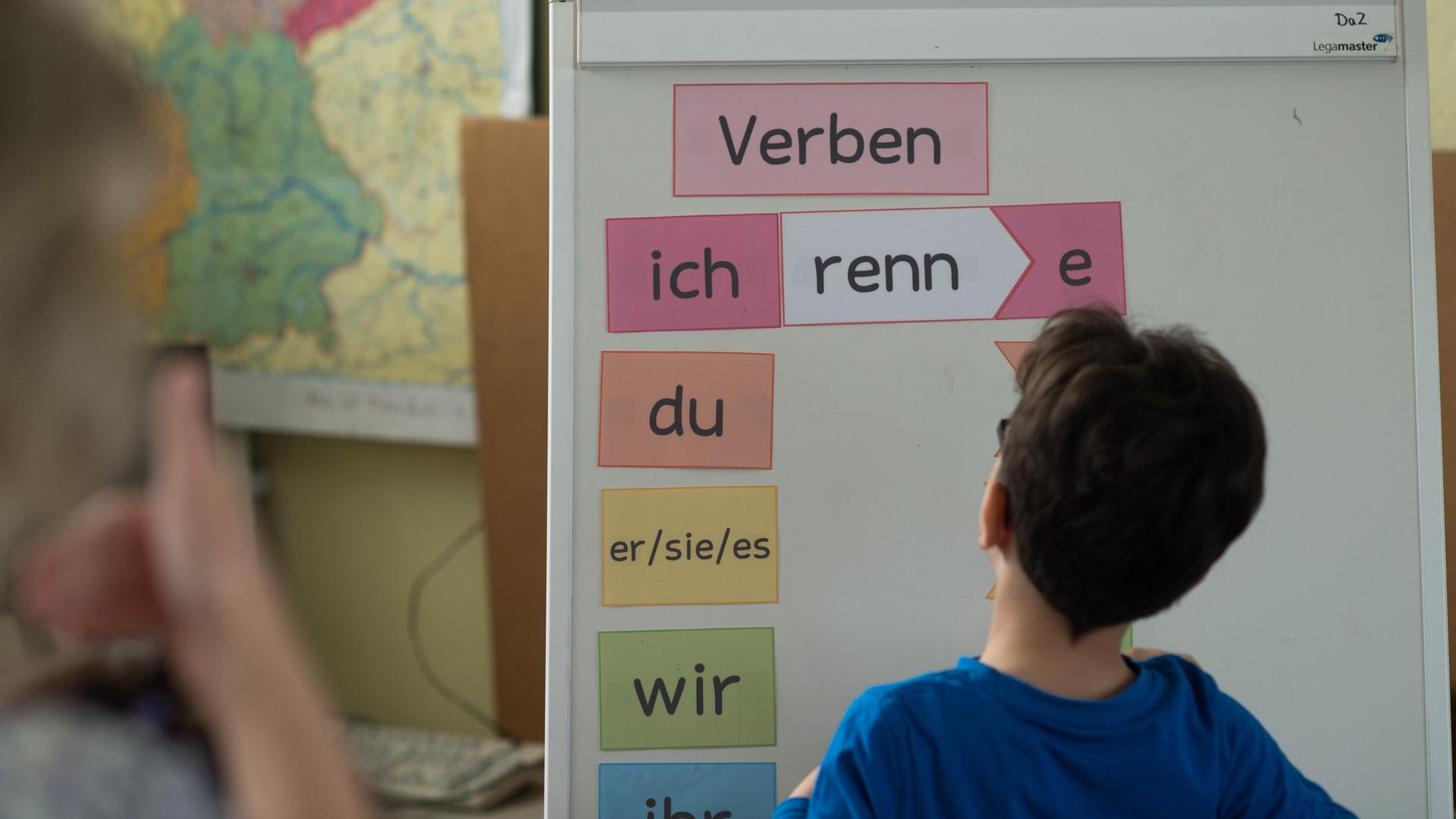 Ein Flüchtlingskind lernt Deutsch in einer Schule in Berlin.