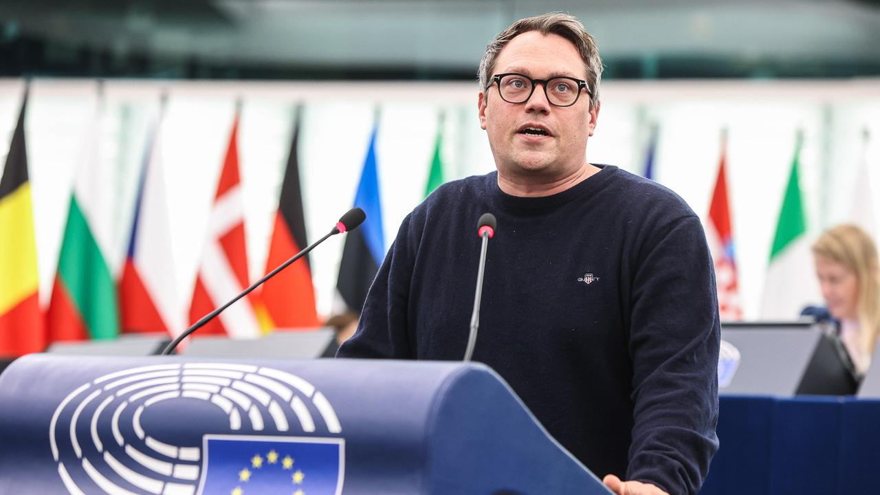 Tiemo Wölken steht mit einem dunklen Pullover in Straßburg an einem Rednerpult und spricht in ein Mikrofon.