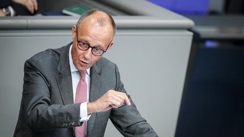 Berlin: Friedrich Merz, CDU-Bundesvorsitzender und Unionsfraktionsvorsitzender, spricht im Bundestag.