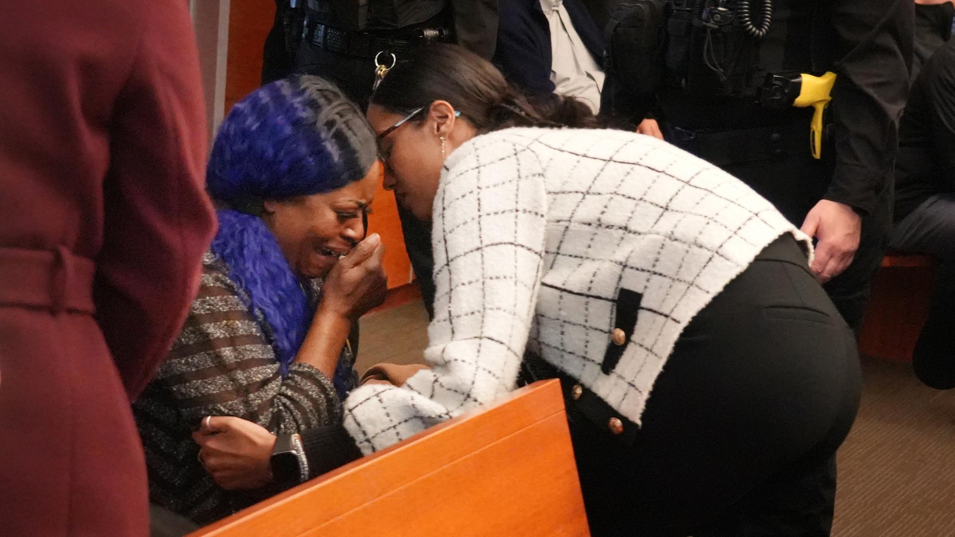 Die Großmutter des Polizeiopfers bricht nach dem Urteilsspruch in Tränen aus.