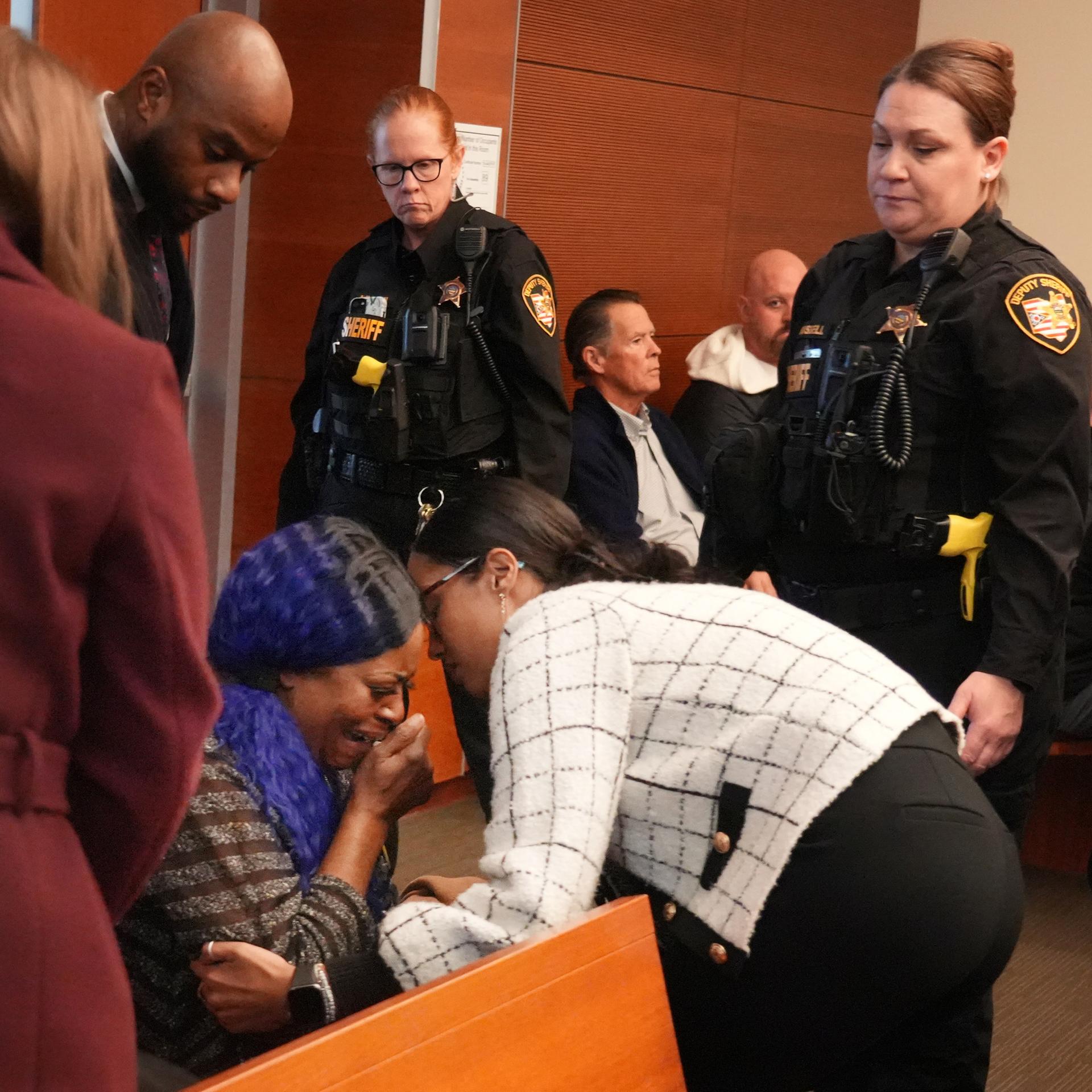 Die Großmutter des Polizeiopfers bricht nach dem Urteilsspruch in Tränen aus.