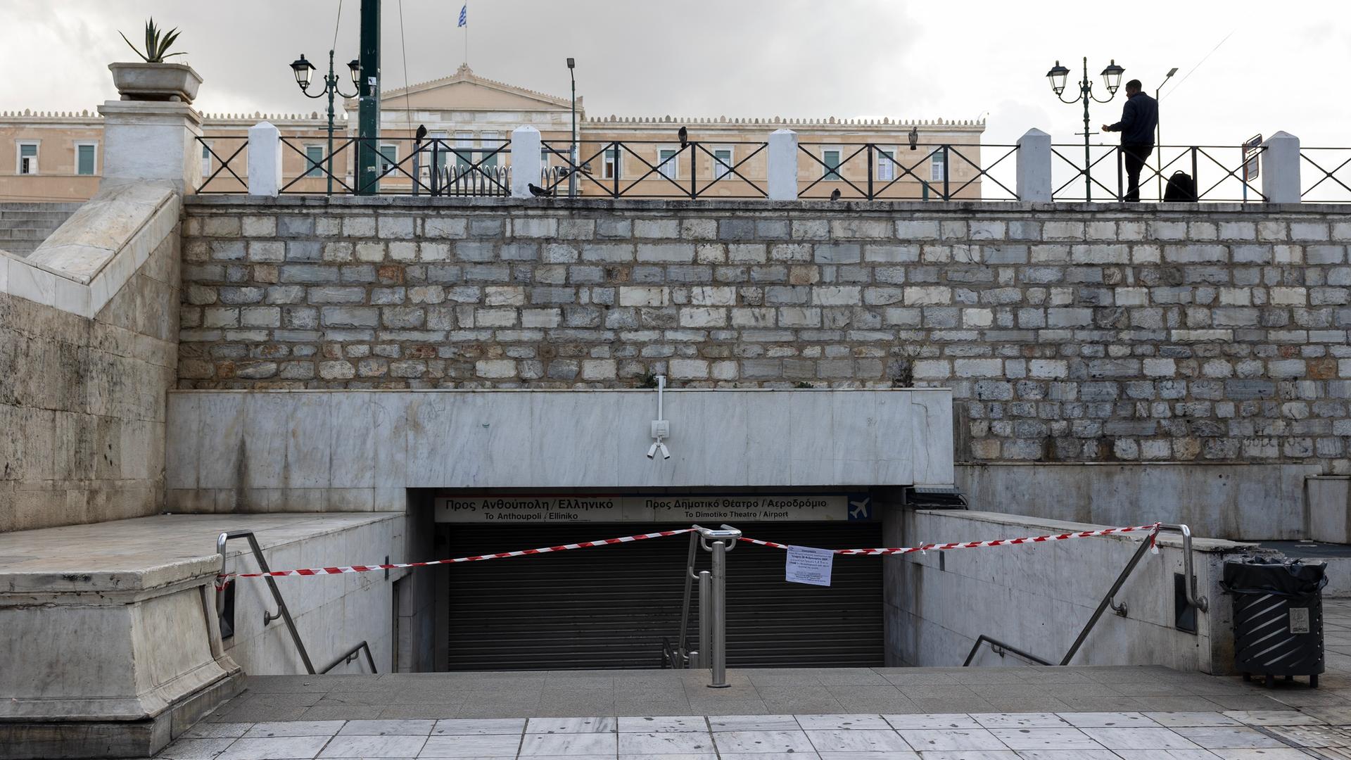 Athen: Der Eingang zur zentralen U-Bahn-Station Syntagma ist während eines 24-stündigen Streiks gesperrt. Athen: Der Eingang zur zentralen U-Bahn-Station Syntagma ist während eines 24-stündigen Streiks gesperrt.