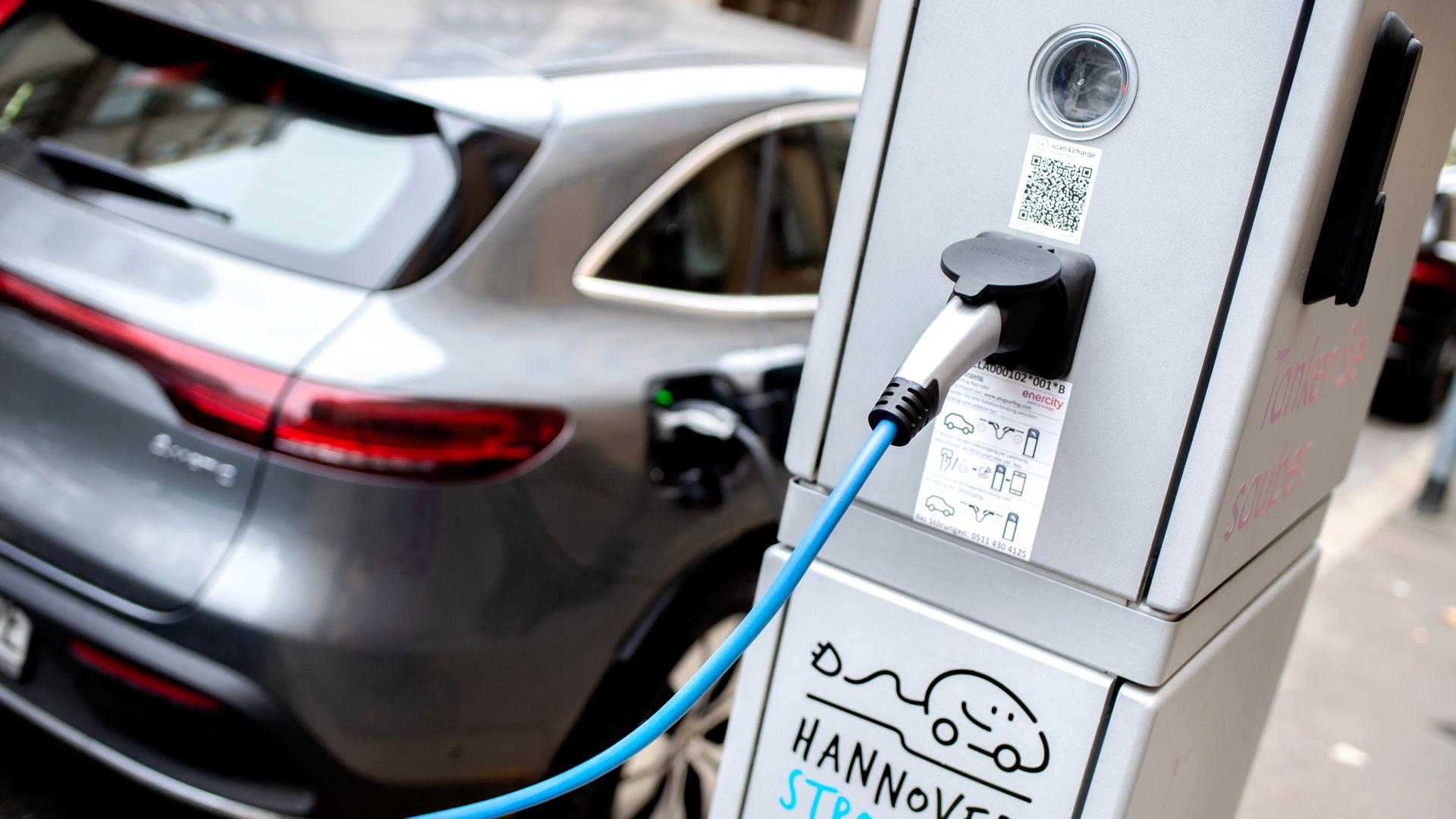 An einer Ladestation für E-Autos wird ein Auto geladen.