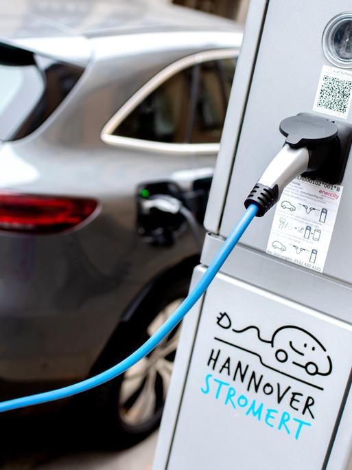 An einer Ladestation für E-Autos wird ein Auto geladen.