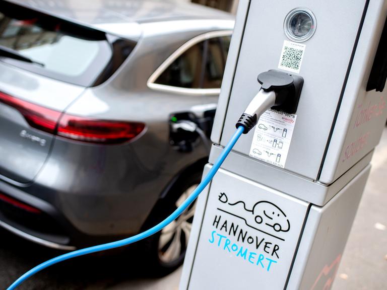 An einer Ladestation für E-Autos wird ein Auto geladen.