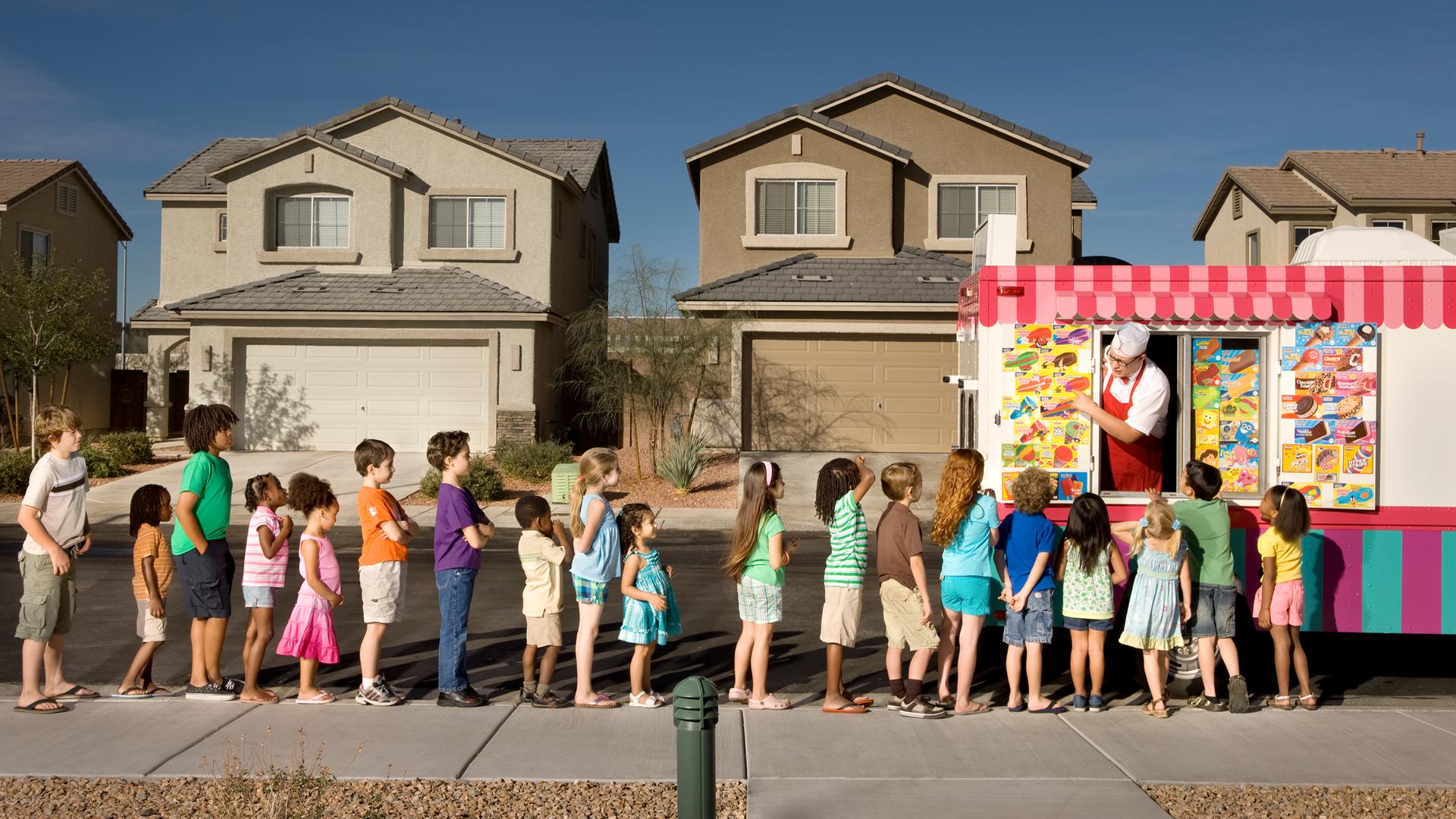 Kinder, die in der Schlange auf ein Eis warten Kinder, die in der Schlange auf ein Eis warten