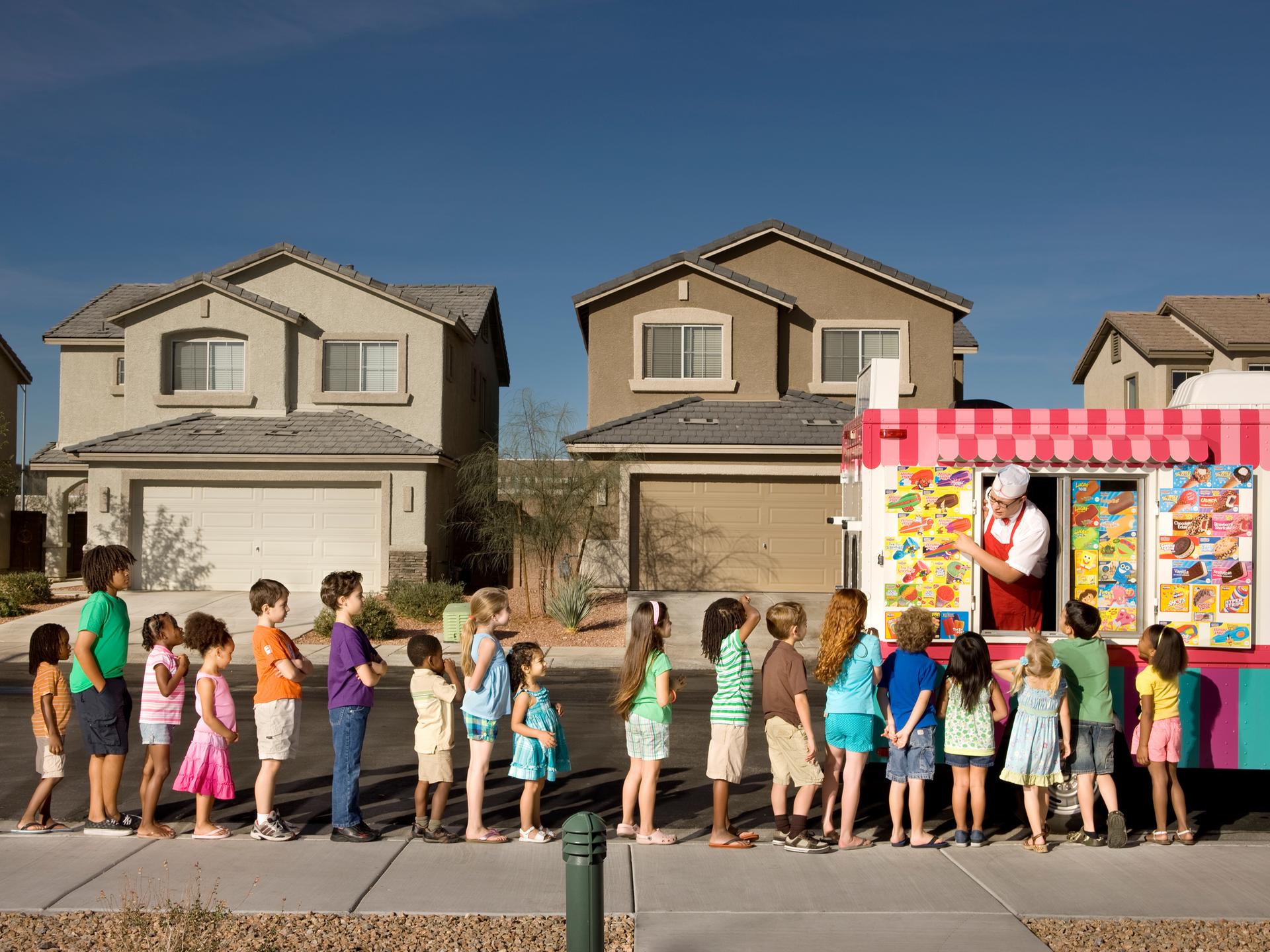 Kinder, die in der Schlange auf ein Eis warten