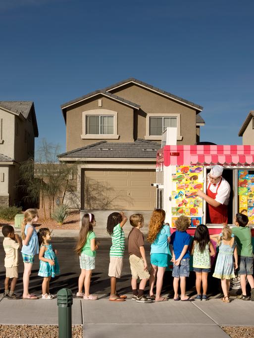 Kinder, die in der Schlange auf ein Eis warten