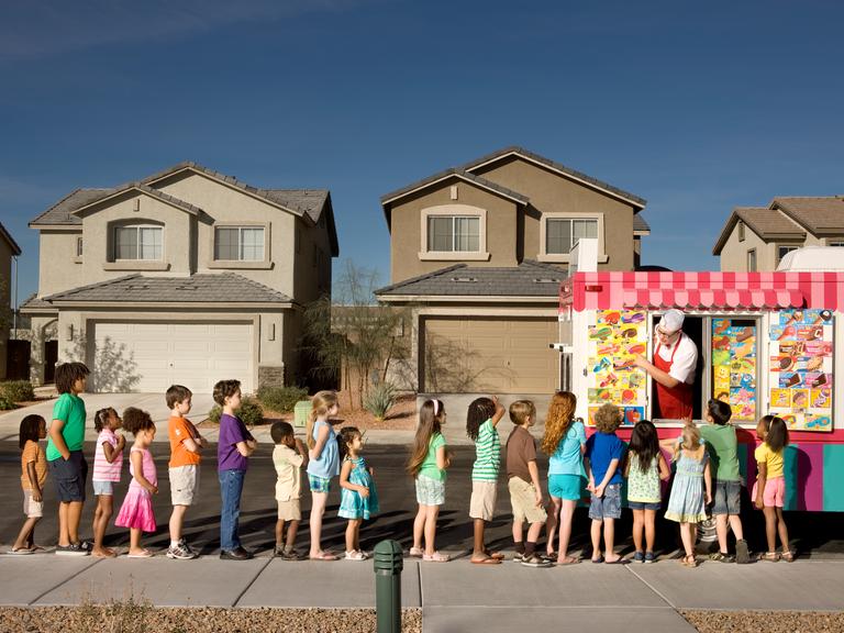 Kinder, die in der Schlange auf ein Eis warten