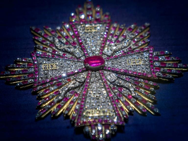 Ein Schmuckstück mit hellen und lila Diamanten in Form eines Sterns