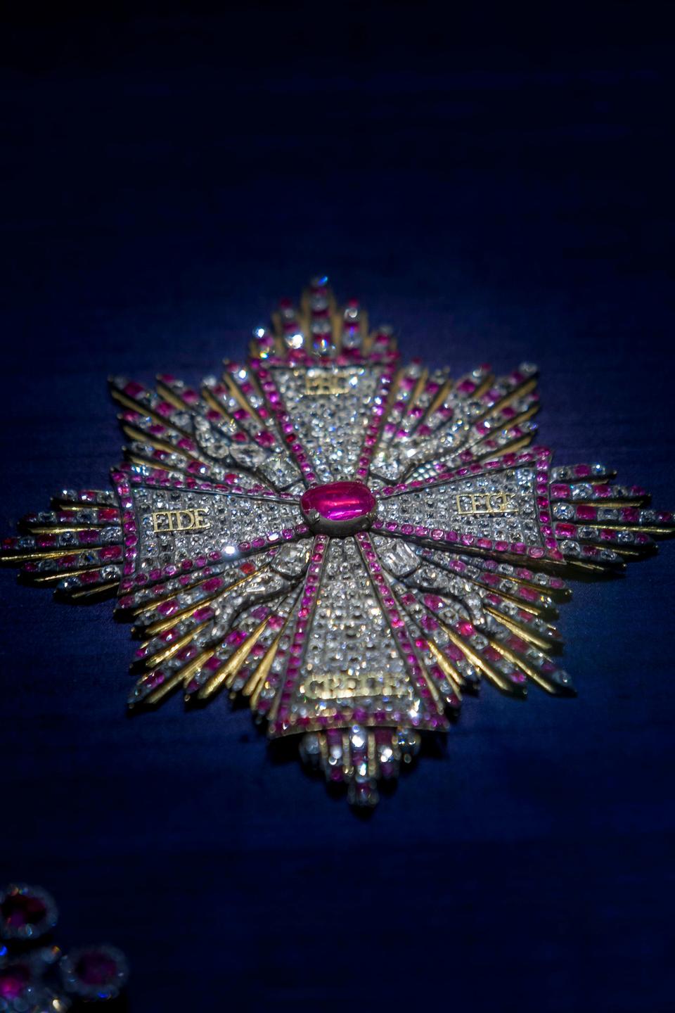 Ein Schmuckstück mit hellen und lila Diamanten in Form eines Sterns
