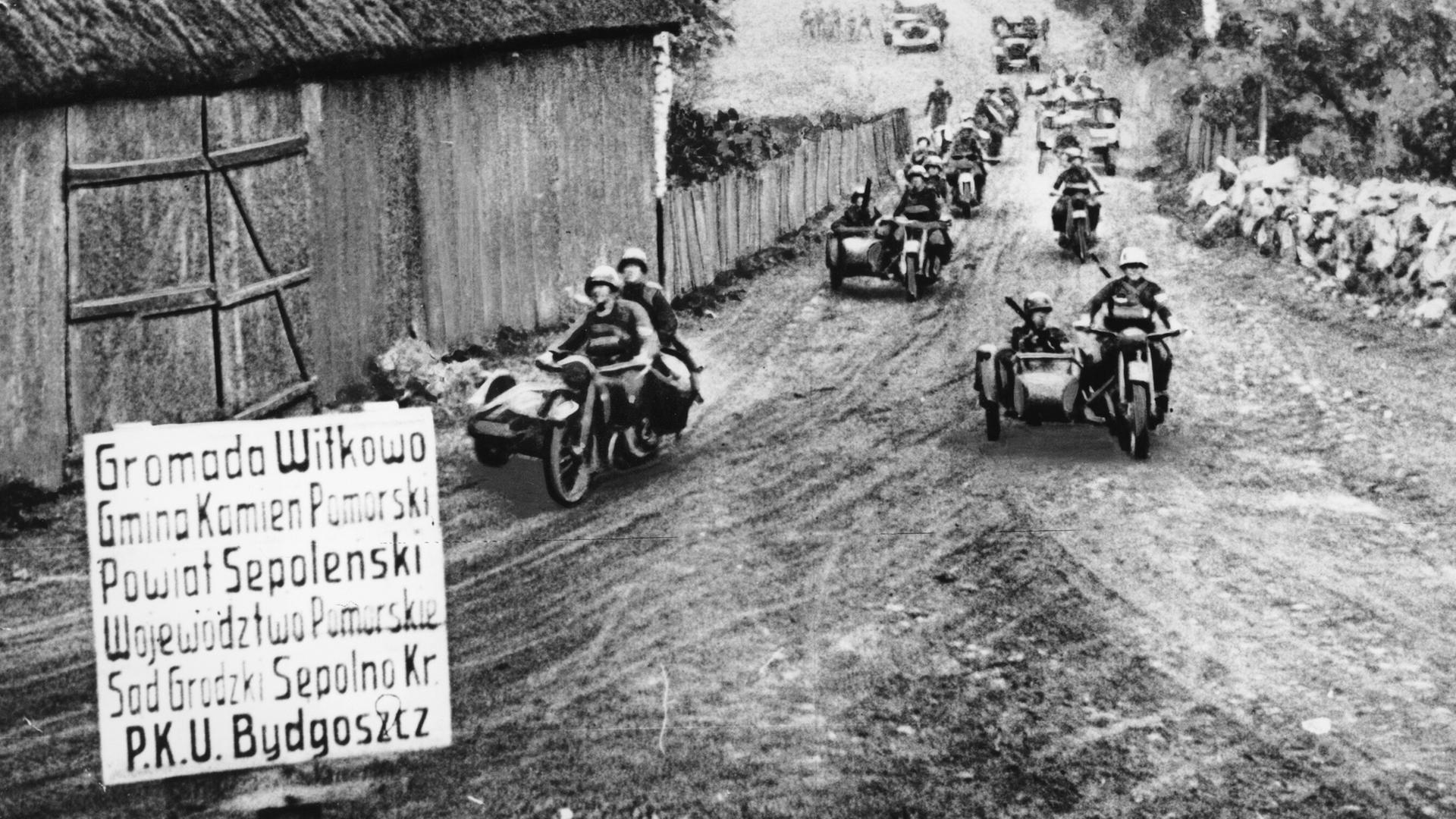 Die historische schwarzweiß-Aufnahme zeigt Nationalsozialisten auf Motorrädern, die sich der Stadt Bydgoszcz nähern