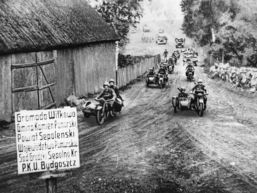 Die historische schwarzweiß-Aufnahme zeigt Nationalsozialisten auf Motorrädern, die sich der Stadt Bydgoszcz nähern