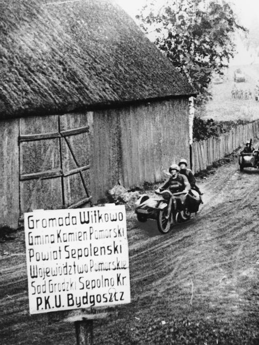 Die historische schwarzweiß-Aufnahme zeigt Nationalsozialisten auf Motorrädern, die sich der Stadt Bydgoszcz nähern Die historische schwarzweiß-Aufnahme zeigt Nationalsozialisten auf Motorrädern, die sich der Stadt Bydgoszcz nähern