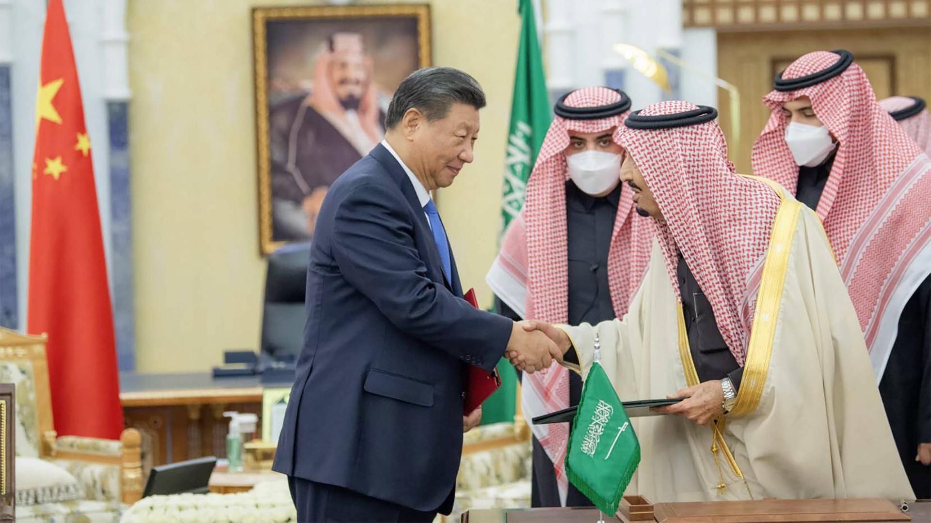 Chinas Machthaber Xi Jinping schüttelt König Salman die Hand. 