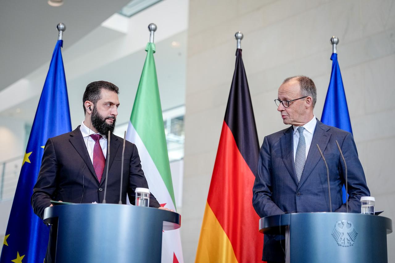 Syriens Übergangspräsident Ahmed al-Scharaa und Bundeskanzler Friedrich Merz (CDU) geben im Bundeskanzleramt eine Pressekonferenz.