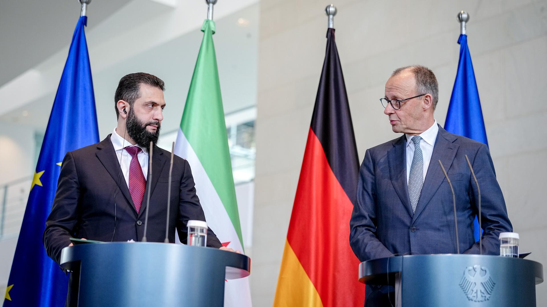 Syriens Übergangspräsident Ahmed al-Scharaa und Bundeskanzler Friedrich Merz (CDU) geben im Bundeskanzleramt eine Pressekonferenz.