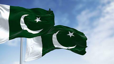 Nahaufnahme zweier Flaggeb Pakistans.