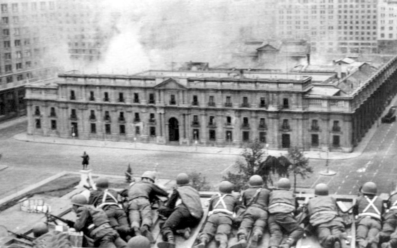Das Archivbild vom 11.9.1973 zeigt Einheiten des chilenischen putschenden Militärs des damaligen Heeresgenerals, Augusto Pinochet, auf dem Dach eines gegenüberstehenden Gebäudes beim Beschuss des Präsidenten-Palast in Santiago de Chile. 