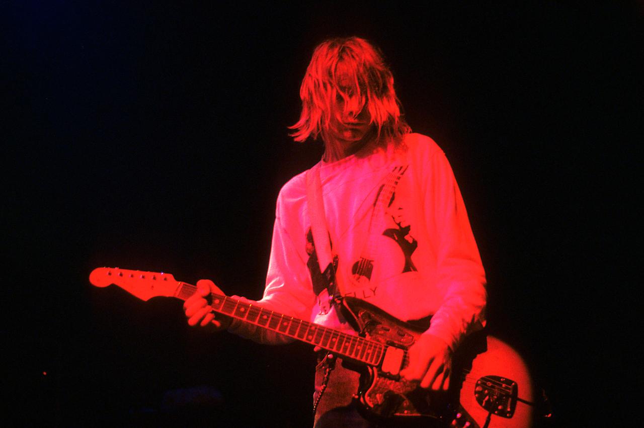 Kurt Cobain von Nirvana steht auf der Bühne im Astoria Theatre, London, 1991, und spielt Gitarre.