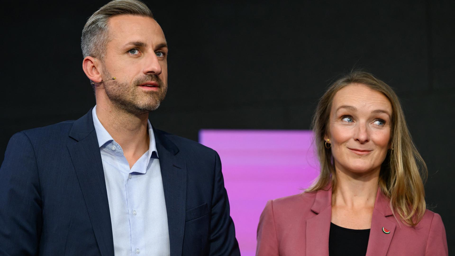 Ulrich Siegmund (AfD) und Claudia Wittig (BSW) stehen bei einer Wahlarena zur Landtagswahl in Sachsen Anhalt vor einer schwarzen Wand. Ulrich Siegmund (AfD) und Claudia Wittig (BSW) stehen bei einer Wahlarena zur Landtagswahl in Sachsen Anhalt vor einer schwarzen Wand.