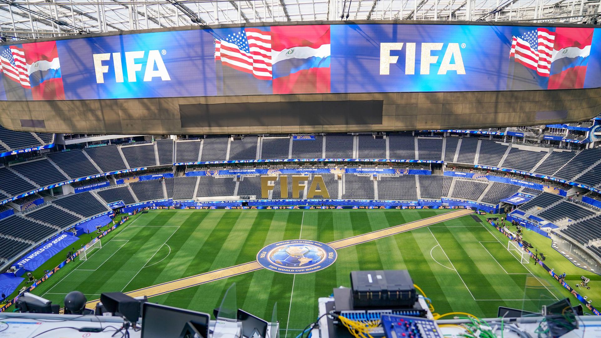 Blick vom Reporterplatz in ein leeres WM-Fußballstadion mit FIFA-Schriftzug. Blick vom Reporterplatz in ein leeres WM-Fußballstadion mit FIFA-Schriftzug.